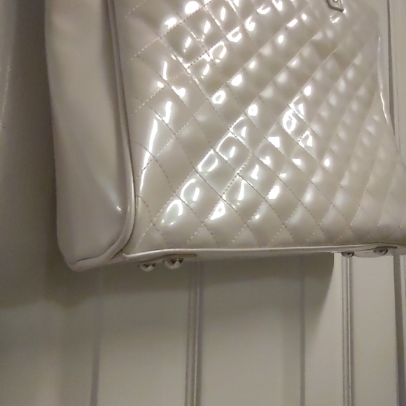 Hello Kitty Quilted Look Peal/white Color NWT - Picture 15 of 16